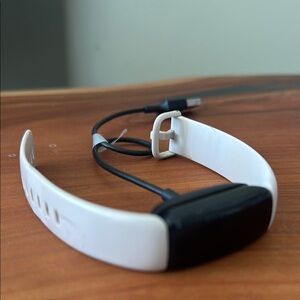White Fitness Tracker - Fitbit Inspire 2